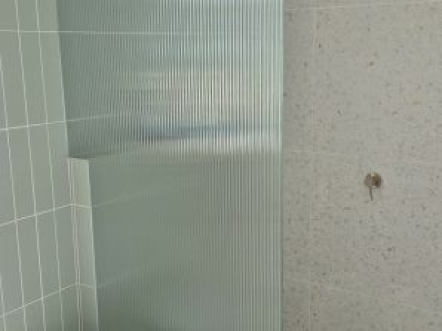 10mm narrow reed fixed panel with Bruhed Nickel hardware and radius cut corner - glasscapes